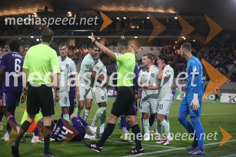 Nogomet, Maribor:Olimpija - večni derbi prekinjen zaradi kaosa na tribunah