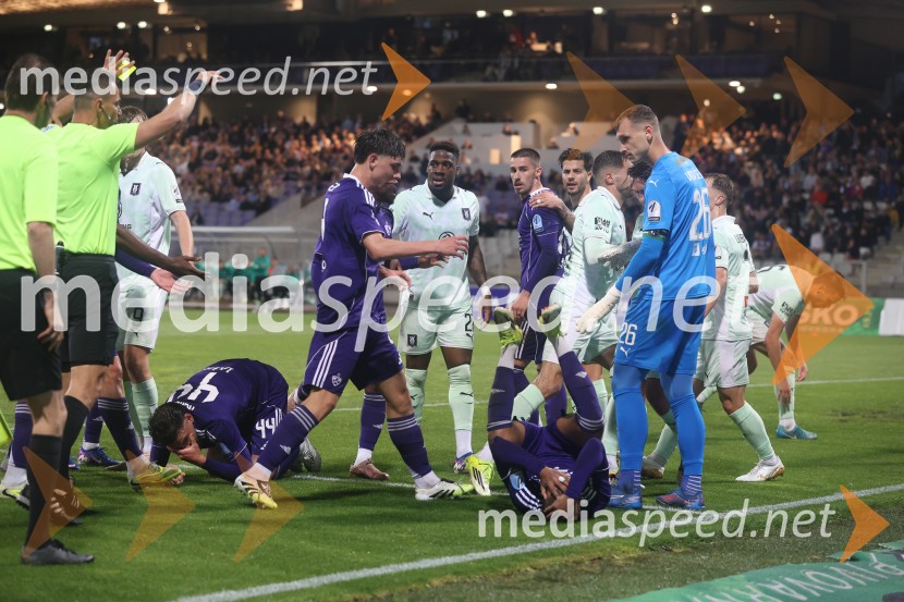 Nogomet, Maribor:Olimpija - večni derbi prekinjen zaradi kaosa na tribunah