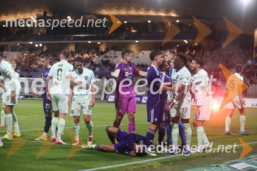 Nogomet, Maribor:Olimpija - večni derbi prekinjen zaradi kaosa na tribunah