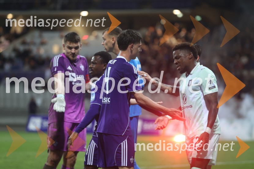 Nogomet, Maribor:Olimpija - večni derbi prekinjen zaradi kaosa na tribunah
