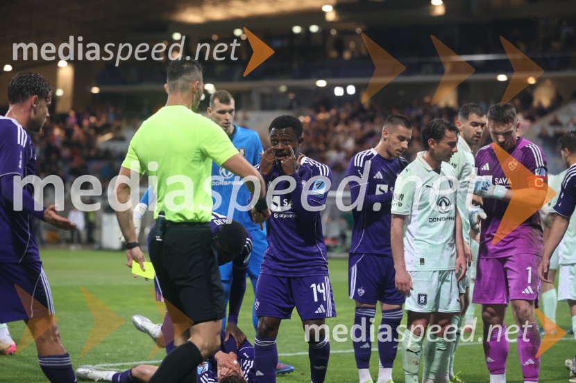 Nogomet, Maribor:Olimpija - večni derbi prekinjen zaradi kaosa na tribunah