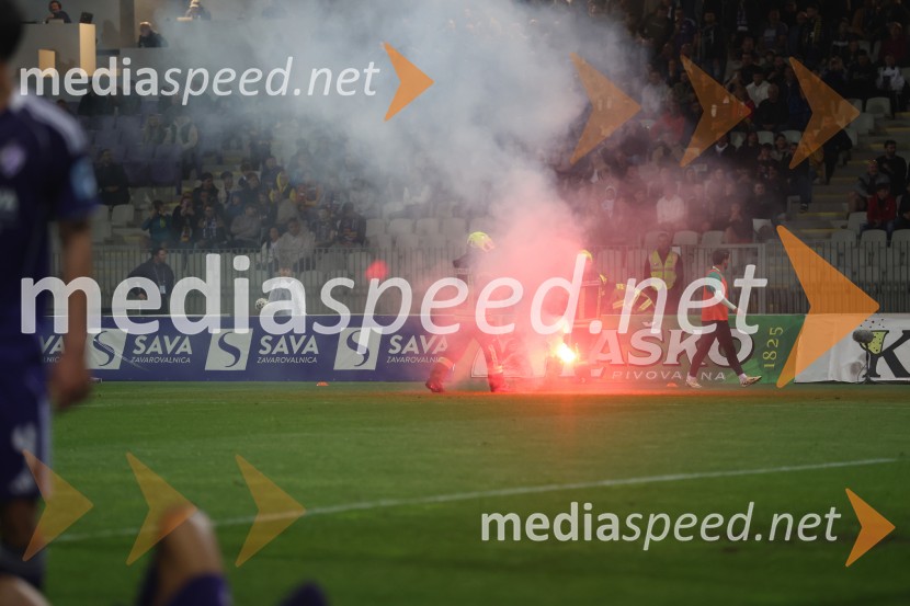 Nogomet, Maribor:Olimpija - večni derbi prekinjen zaradi kaosa na tribunah