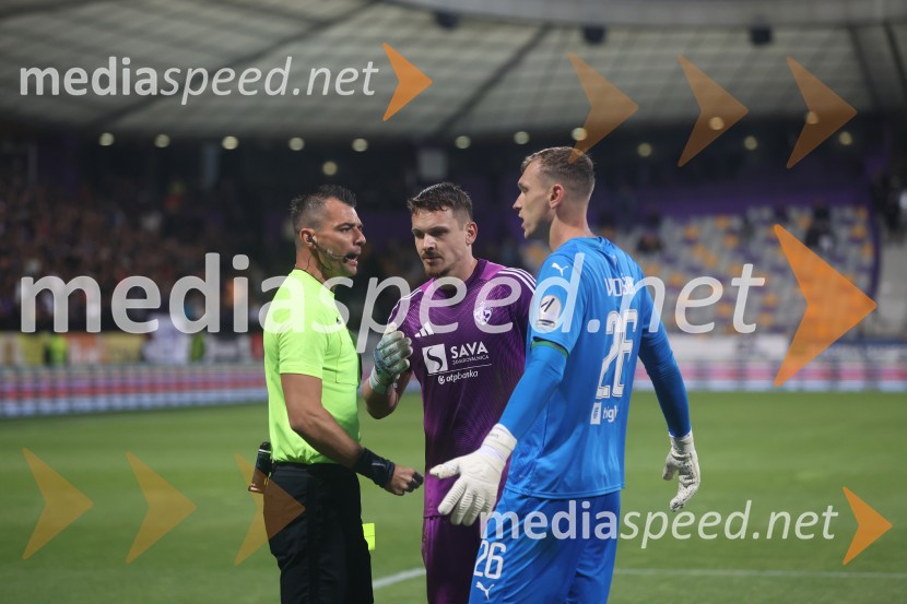 Nogomet, Maribor:Olimpija - večni derbi prekinjen zaradi kaosa na tribunah