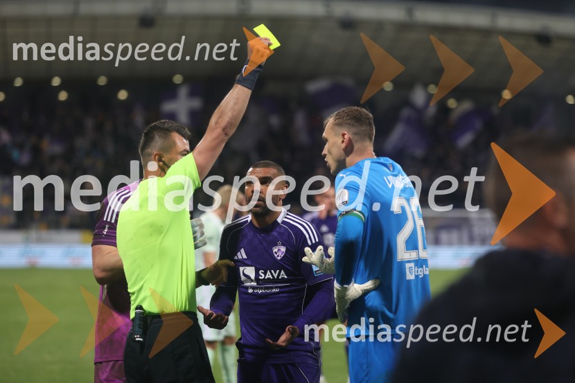 Nogomet, Maribor:Olimpija - večni derbi prekinjen zaradi kaosa na tribunah