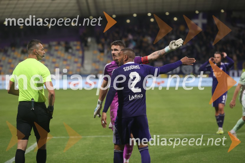 Nogomet, Maribor:Olimpija - večni derbi prekinjen zaradi kaosa na tribunah
