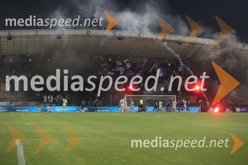 Nogomet, Maribor:Olimpija - večni derbi prekinjen zaradi kaosa na tribunah