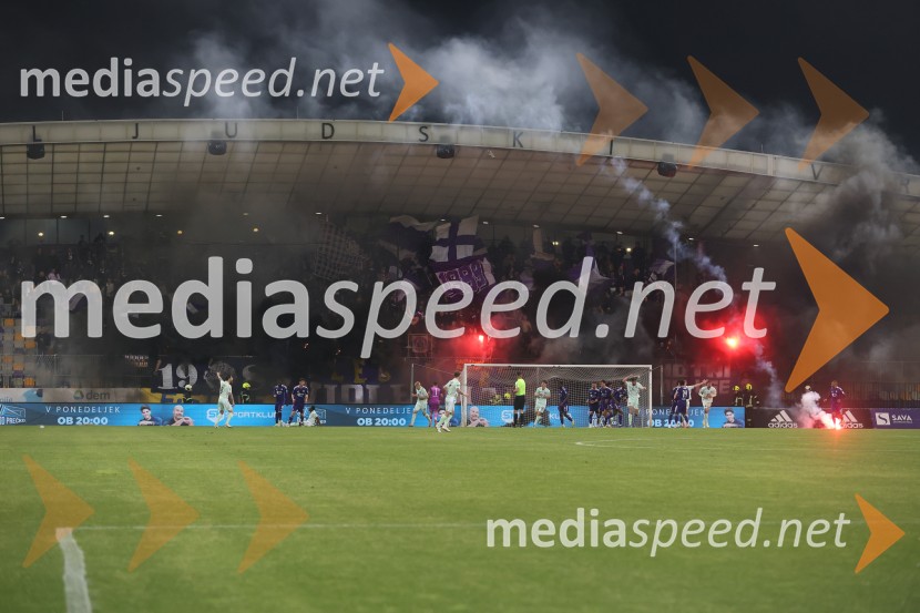 Nogomet, Maribor:Olimpija - večni derbi prekinjen zaradi kaosa na tribunah