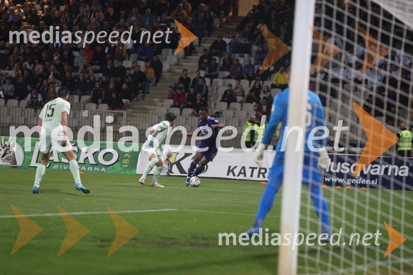 Nogomet, Maribor:Olimpija - večni derbi prekinjen zaradi kaosa na tribunah