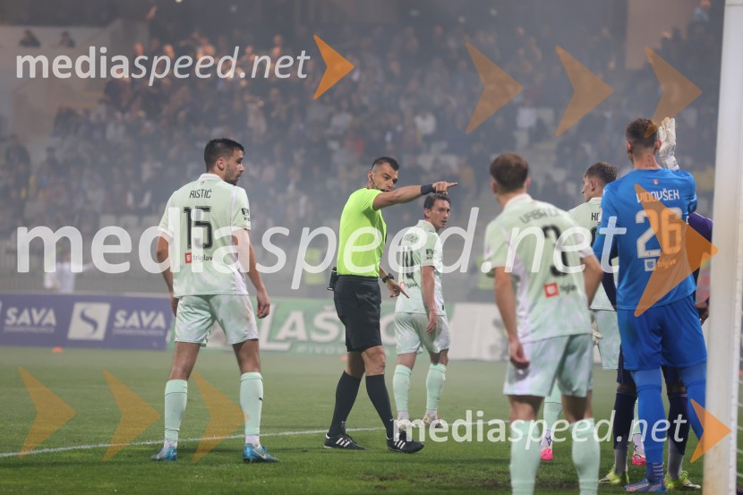 Nogomet, Maribor:Olimpija - večni derbi prekinjen zaradi kaosa na tribunah
