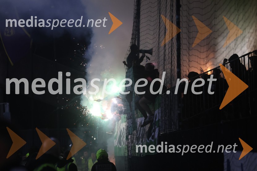 Nogomet, Maribor:Olimpija - večni derbi prekinjen zaradi kaosa na tribunah