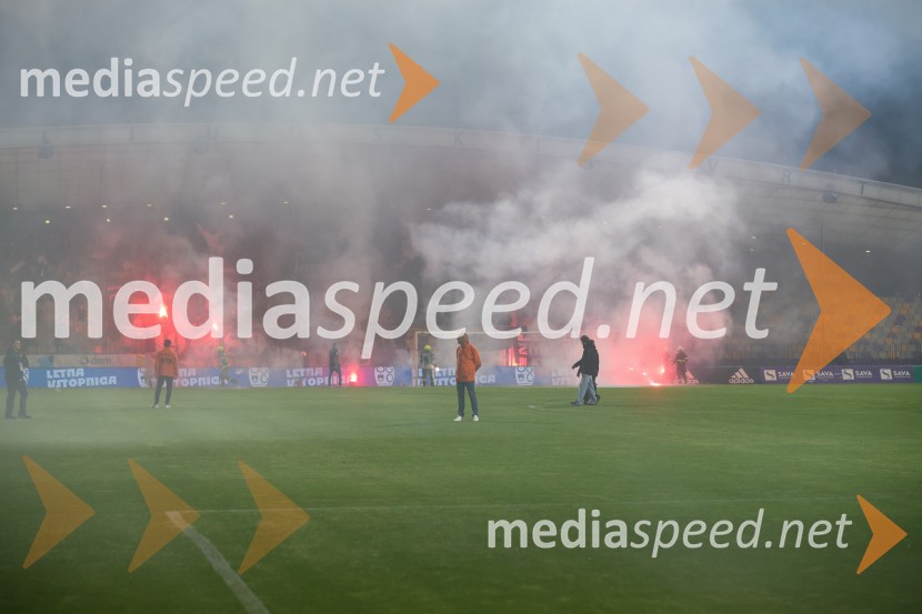 Nogomet, Maribor:Olimpija - večni derbi prekinjen zaradi kaosa na tribunah