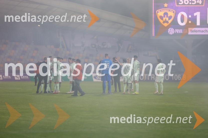 Nogomet, Maribor:Olimpija - večni derbi prekinjen zaradi kaosa na tribunah