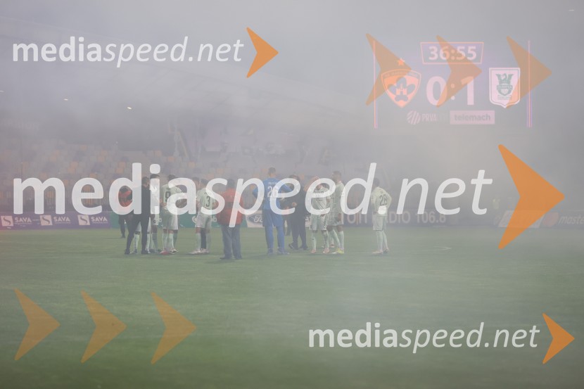 Nogomet, Maribor:Olimpija - večni derbi prekinjen zaradi kaosa na tribunah