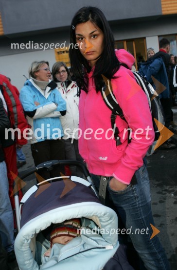 Renata Peterka, žena smučarskega skakalca Primoža PeterkeJure Košir, poslovilna tekma