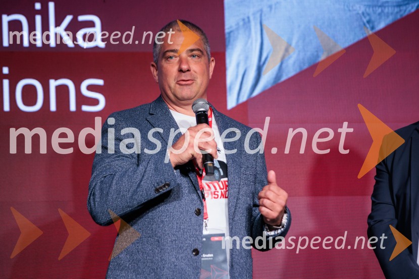 Digitalizacija in umetna inteligenca kot ključ do konkurenčnosti: BS Talks združil vodilne strokovnjake in odločevalce