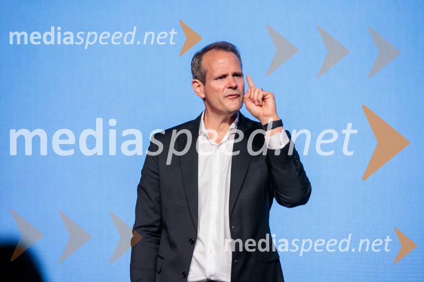 Digitalizacija in umetna inteligenca kot ključ do konkurenčnosti: BS Talks združil vodilne strokovnjake in odločevalce