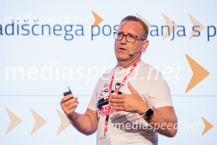 Digitalizacija in umetna inteligenca kot ključ do konkurenčnosti: BS Talks združil vodilne strokovnjake in odločevalce