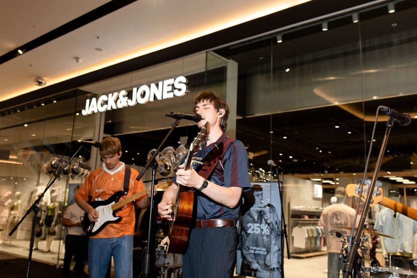 Modna novica pomladi: največji JACK&JONES v Sloveniji odprl vrata, premierno predstavljeni tudi ženska linija JJXX in JJ Kids