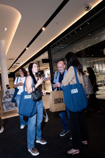 Modna novica pomladi: največji JACK&JONES v Sloveniji odprl vrata, premierno predstavljeni tudi ženska linija JJXX in JJ Kids