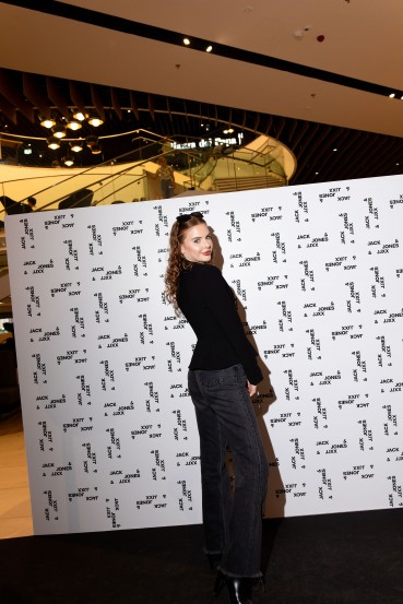 Modna novica pomladi: največji JACK&JONES v Sloveniji odprl vrata, premierno predstavljeni tudi ženska linija JJXX in JJ Kids