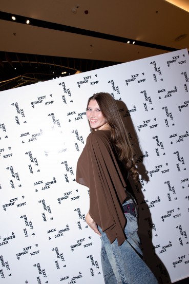 Modna novica pomladi: največji JACK&JONES v Sloveniji odprl vrata, premierno predstavljeni tudi ženska linija JJXX in JJ Kids