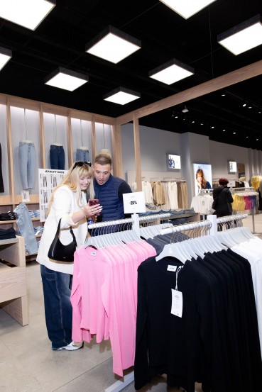 Modna novica pomladi: največji JACK&JONES v Sloveniji odprl vrata, premierno predstavljeni tudi ženska linija JJXX in JJ Kids
