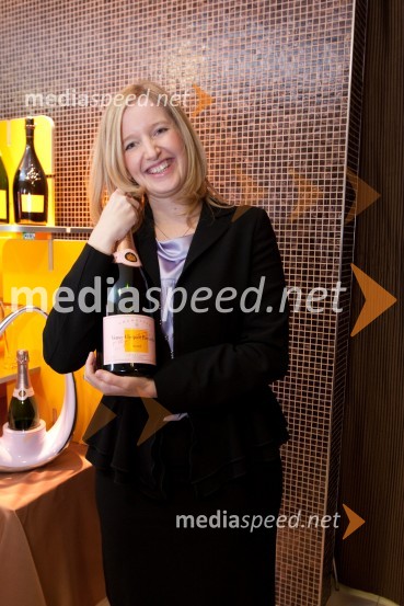 Tina Mihelčič, vodja marketinga podjetja DVC-PLUS d.o.o.Svečana večerja z izbranimi šampanjci iz kleti Veuve Clicquot