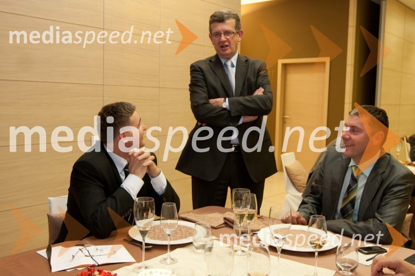 Matjaž Kovačič, Vina Koper, Matija Mihelčič, direktor podjetja DVC-PLUS d.o.o. in Janko Kuhar, direktor podjetja POS Elektronček d.o.o.Svečana večerja z izbranimi šampanjci iz kleti Veuve Clicquot