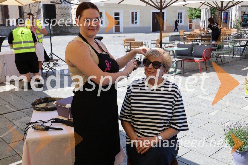 40 frizerjev na Glavnem trgu v Mariboru striglo za humanitrane namene