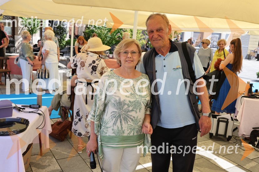 40 frizerjev na Glavnem trgu v Mariboru striglo za humanitrane namene