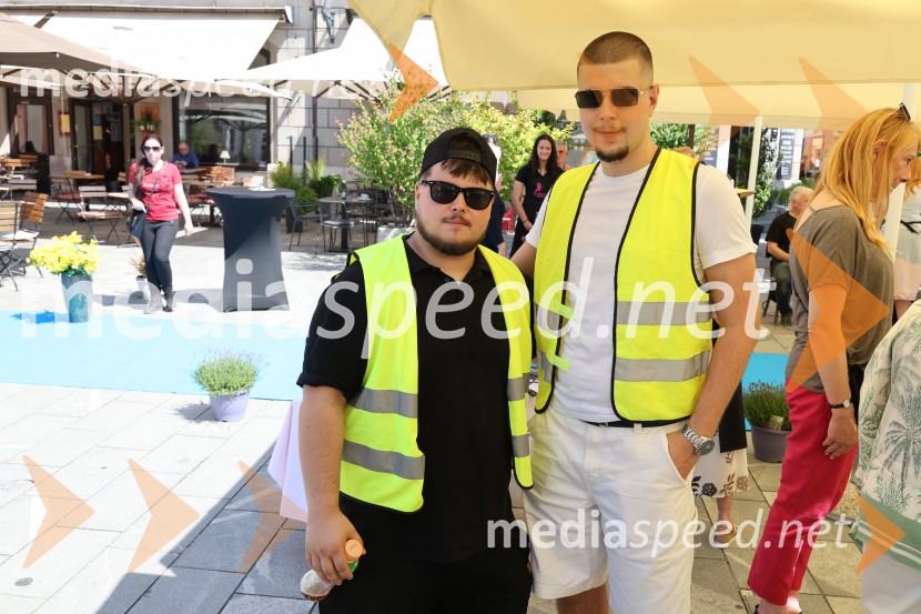 40 frizerjev na Glavnem trgu v Mariboru striglo za humanitrane namene