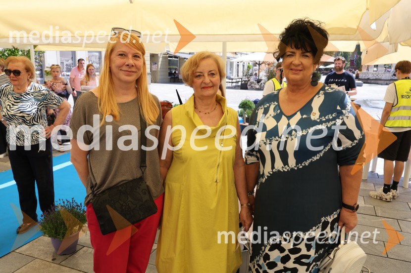  ... ;  Janja Postružnik;  Davorka Pregl, mestna svetnica MOM40 frizerjev na Glavnem trgu v Mariboru striglo za humanitrane namene