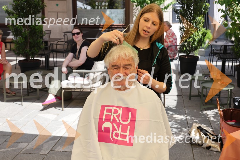 40 frizerjev na Glavnem trgu v Mariboru striglo za humanitrane namene