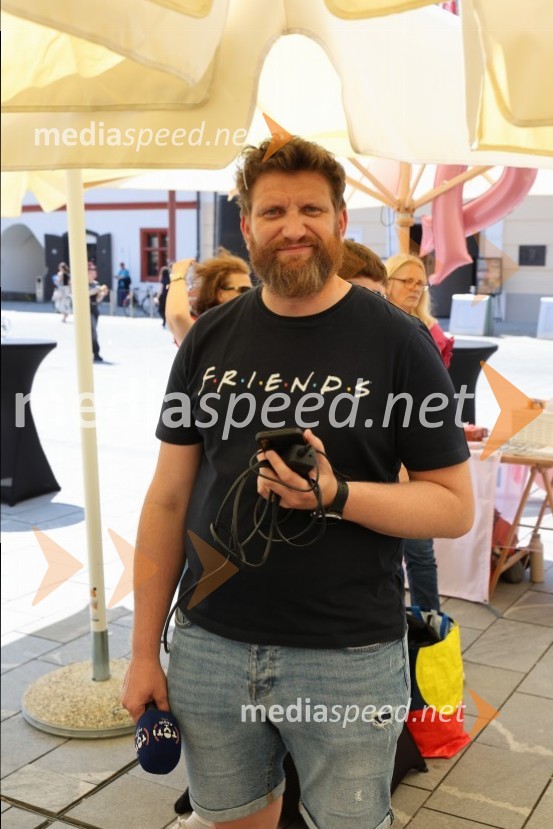 40 frizerjev na Glavnem trgu v Mariboru striglo za humanitrane namene
