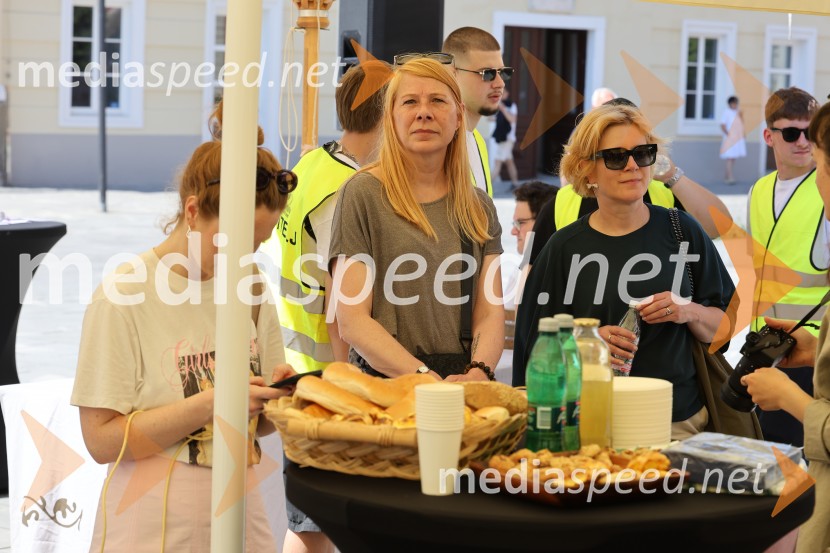 40 frizerjev na Glavnem trgu v Mariboru striglo za humanitrane namene