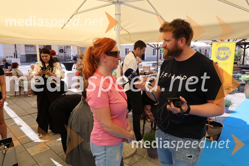 40 frizerjev na Glavnem trgu v Mariboru striglo za humanitrane namene
