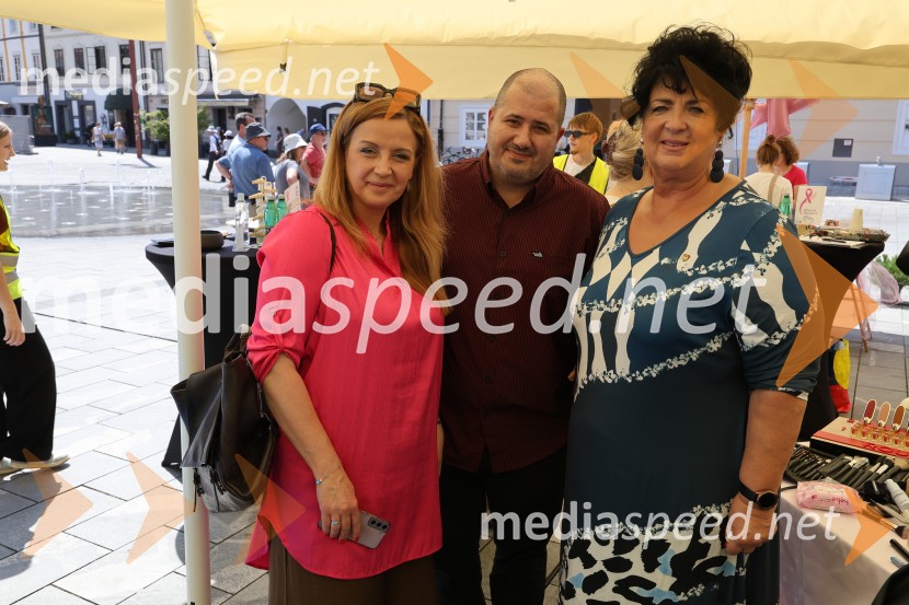  ... ;  ... ;  Davorka Pregl, mestna svetnica MOM40 frizerjev na Glavnem trgu v Mariboru striglo za humanitrane namene