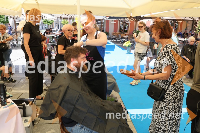 40 frizerjev na Glavnem trgu v Mariboru striglo za humanitrane namene