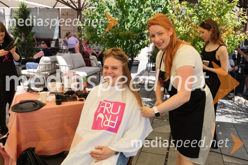 40 frizerjev na Glavnem trgu v Mariboru striglo za humanitrane namene