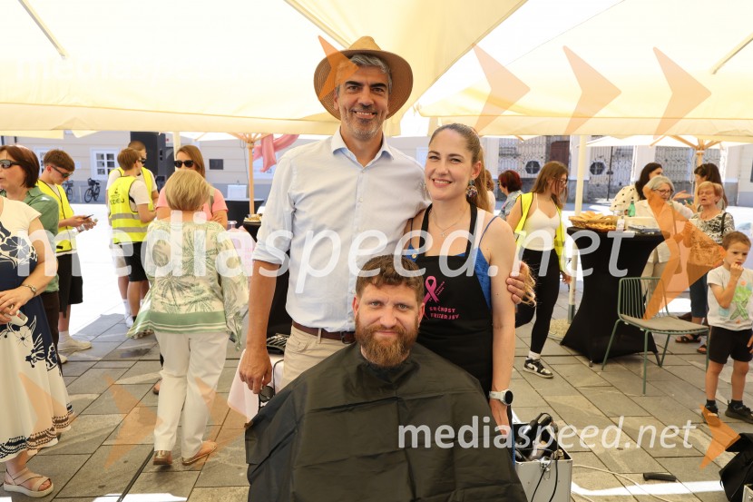  Bor Greiner, novinar Radio City;  ... ;  ... 40 frizerjev na Glavnem trgu v Mariboru striglo za humanitrane namene