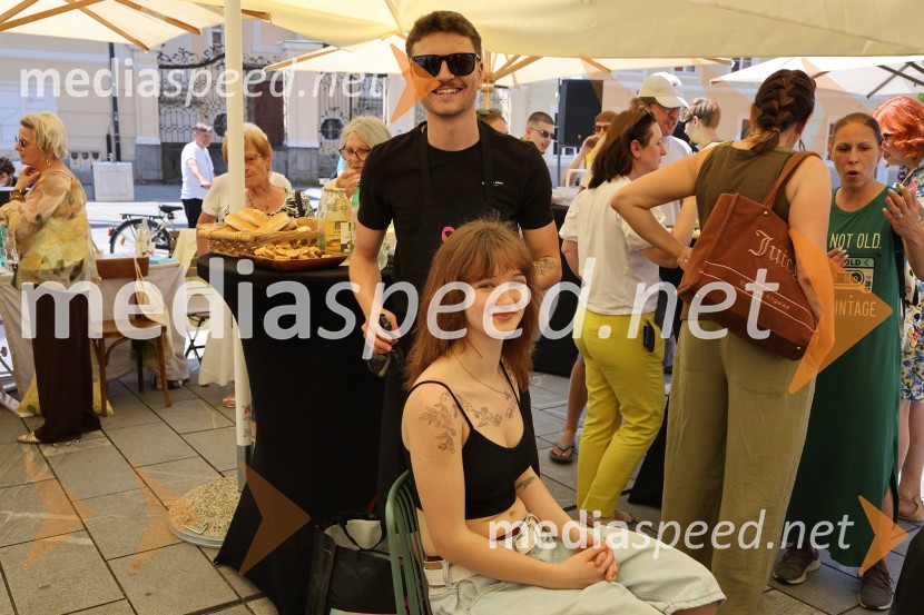 40 frizerjev na Glavnem trgu v Mariboru striglo za humanitrane namene