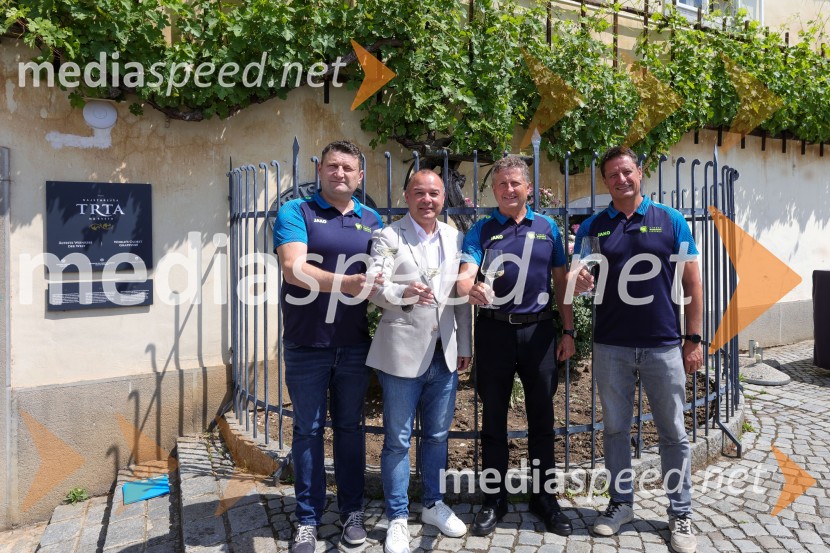  Marko Toplak, Turistična kmetija Toplak, nogometaš Vinske reprezentance Slovenije;  Bogdan Šuput, direktor, Vita Šport - Jako Slovenija;  Danilo Steyer,   vinar, Steyer Vina; vinski vitez, predsednik Vinske reprezentance Slovenije;  Robi Fišer, selektor Slovenske vinske reprezentanceVino Euro 2026, novinarska konferenca