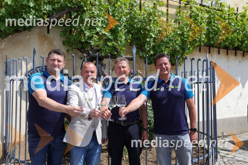  Marko Toplak, Turistična kmetija Toplak, nogometaš Vinske reprezentance Slovenije;  Bogdan Šuput, direktor, Vita Šport - Jako Slovenija;  Danilo Steyer,   vinar, Steyer Vina; vinski vitez, predsednik Vinske reprezentance Slovenije;  Robi Fišer, selektor Slovenske vinske reprezentanceVino Euro 2026, novinarska konferenca