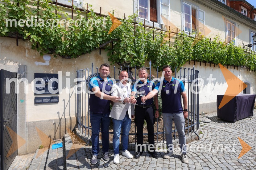  Marko Toplak, Turistična kmetija Toplak, nogometaš Vinske reprezentance Slovenije;  Bogdan Šuput, direktor, Vita Šport - Jako Slovenija;  Danilo Steyer,   vinar, Steyer Vina; vinski vitez, predsednik Vinske reprezentance Slovenije;  Robi Fišer, selektor Slovenske vinske reprezentanceVino Euro 2026, novinarska konferenca