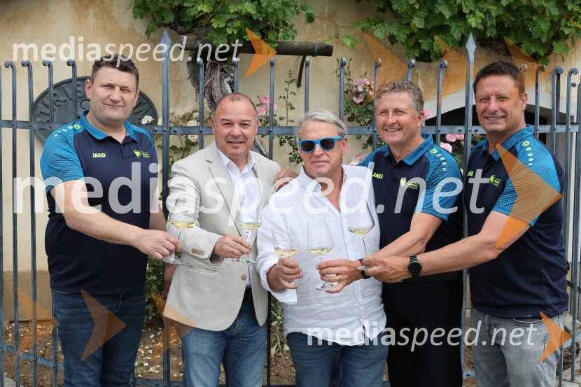  Marko Toplak, Turistična kmetija Toplak, nogometaš Vinske reprezentance Slovenije;  Bogdan Šuput, direktor, Vita Šport - Jako Slovenija;  ... ;  Danilo Steyer,   vinar, Steyer Vina; vinski vitez, predsednik Vinske reprezentance Slovenije;  Robi Fišer, selektor Slovenske vinske reprezentanceVino Euro 2026, novinarska konferenca