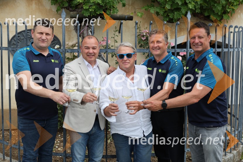  Marko Toplak, Turistična kmetija Toplak, nogometaš Vinske reprezentance Slovenije;  Bogdan Šuput, direktor, Vita Šport - Jako Slovenija;  ... ;  Danilo Steyer,   vinar, Steyer Vina; vinski vitez, predsednik Vinske reprezentance Slovenije;  Robi Fišer, selektor Slovenske vinske reprezentanceVino Euro 2026, novinarska konferenca