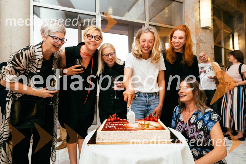  Mirjam Drnovšček, direktorica, SNG Nova Gorica;  Neda  Rusjan Bric, EPK GO 2025;  Tamara Damjanović, režiserka;  Helena Peršuh, igralka;  Ana  Kržišnik Blažica, dramaturginja;  ... Češnjev vrt, premiera, SNG Nova Gorica