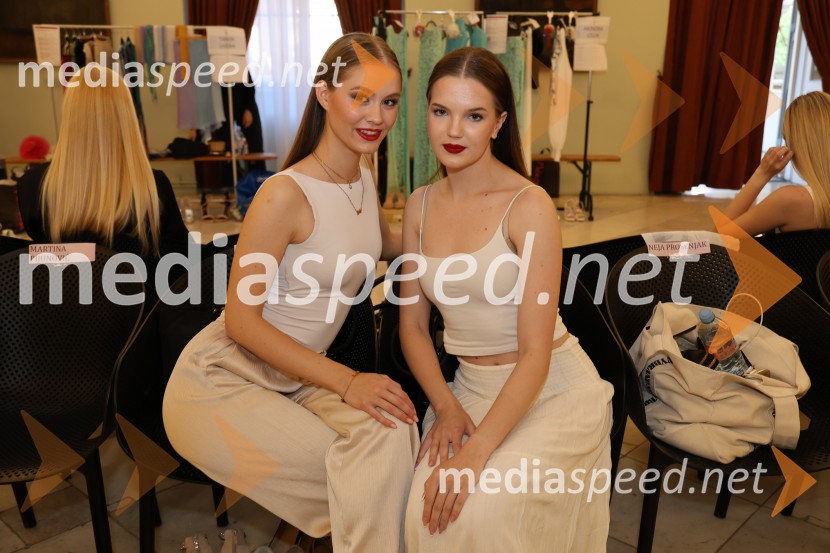 Mesec mode v muzeju, modna revija