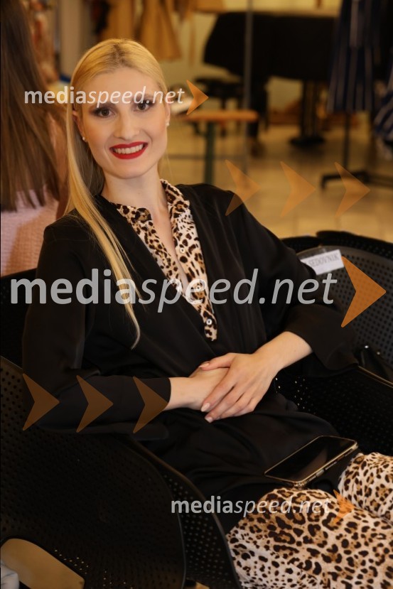  Anita Švajger, 1. spremljevalka World Top Model Slovenija 2023Mesec mode v muzeju, modna revija