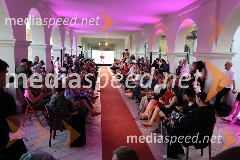 Mesec mode v muzeju, modna revija